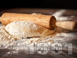 Домашно тесто за пица в машина за хляб (със суха мая) - снимка на рецептата